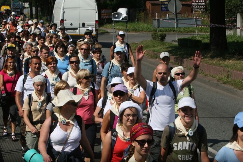 Cztery tysiące pielgrzymów z Rybnika jest już w drodze na Jasną Górę [ZDJĘCIA]