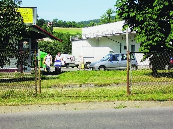 Skrót może prowadzić wprost pod koła samochodów.