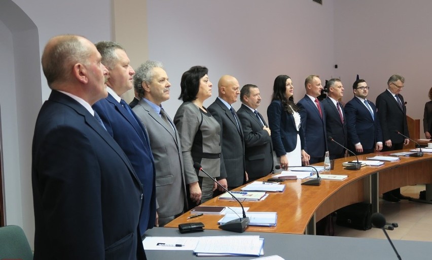 Gorlice. Sesja rady powiatu bez kworum. Mirosław Waląg, przewodniczący rady ogłosił kolejną przerwę w trwającej od maja sesji 