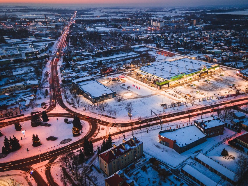 Sieradz nocą z lotu ptaka. Jest zjawiskowo. Zobacz ZDJĘCIA wykonane dronem