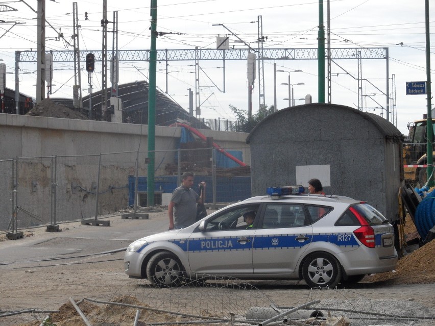 Katowice: Policjanci czają się na pieszych na placu budowy dworca [ZDJĘCIA]