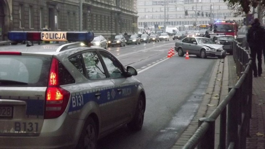 Wypadek na Podwalu: Samochód blokował torowisko. Ogromne korki (ZDJĘCIA)