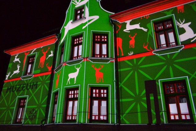 Świąteczne iluminacje znów rozświetlą się na budynku Muzeum Miasta Jaworzno. Na mieszkańców czeka mnóstwo atrakcji, powróci świąteczny pociąg. 

Zobacz kolejne zdjęcia. Przesuń w prawo - wciśnij strzałkę lub przycisk NASTĘPNE