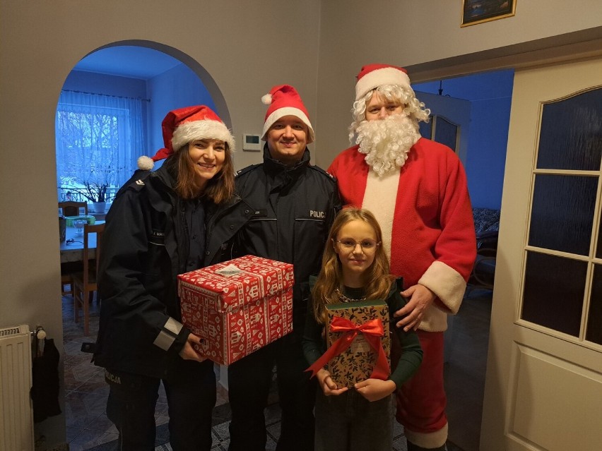 Szczytno: Mikołaje z Komendy Powiatowej Policji w Szczytnie odwiedzili rodziny poległych policjantów