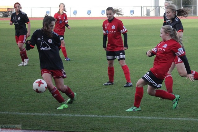 W strugach ulewnego deszczu rozegrano mecz na stadionie OSiR we Włocławku.

Bramki strzeliły: Julia Kubiak - 4, Weronika Lewandowska - 2 oraz Justyna Polak i Dominika Wróblewska po jednym.



