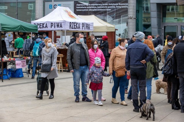 Podczas niedzielnego (11.04. 2021 r.) Frymarku bydgoskiego przy Gdańskiej 8 mieszkańcy mieli okazję zaopatrzyć się u gospodarzy i regionalnych producentów w produkty idealne na wiosenną dietę