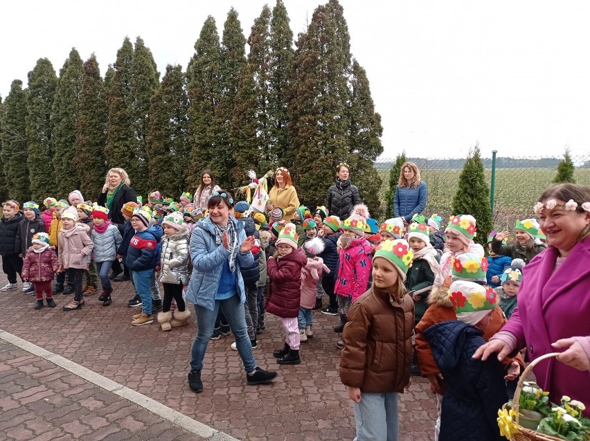 Przedszkolaki z Sędziejowic powitały hucznie wiosnę. Był barwny korowód i wizyta w zaprzyjaźnionych instytucjach ZDJĘCIA