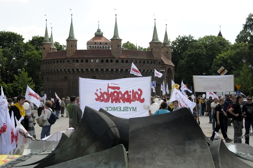 &quot;Bandyci! Zostawcie nasze rodziny&quot;. Związkowcy demonstrowali w centrum Krakowa [ZDJĘCIA]