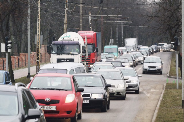 W godzinach szczytu przejazd przez Orłowo jest niemal niemożliwy. W korku stoi się kilkadziesiąt minut