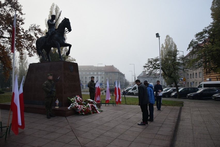 Kwiaty pod pomnikiem marszałka Józefa Piłsudskiego składali...