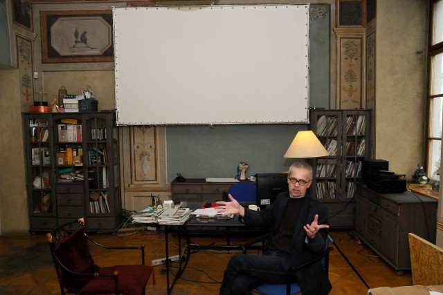 Andrzej Kucharczyk w gabinecie przeznaczonym na nową salę kinową w ARS-ie