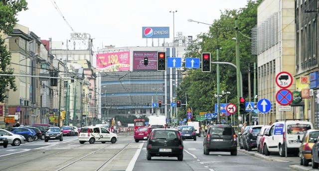 Na ul. Warszawskiej w Katowicach sygnalizacja świetlna jest co parę metrów i spowalnia ruch