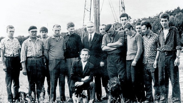 Rok 1957. Jan Wyżykowski (w środku, w okularach) razem z ekipą wiertaczy w Sieroszowicach