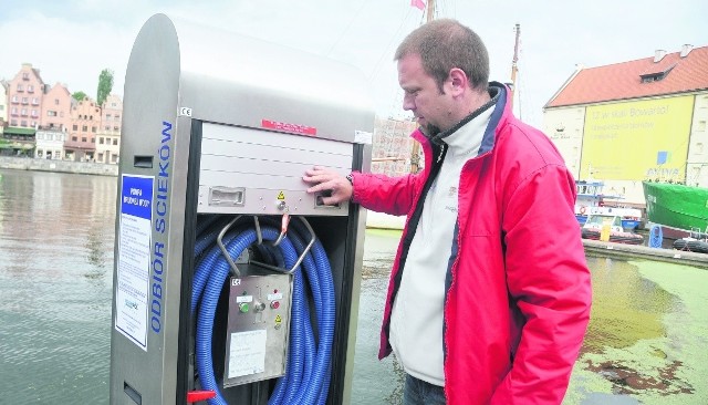 Rafał Grad, kierownik Mariny Gdańsk, prezentuje pompę do odbioru ścieków z jachtów