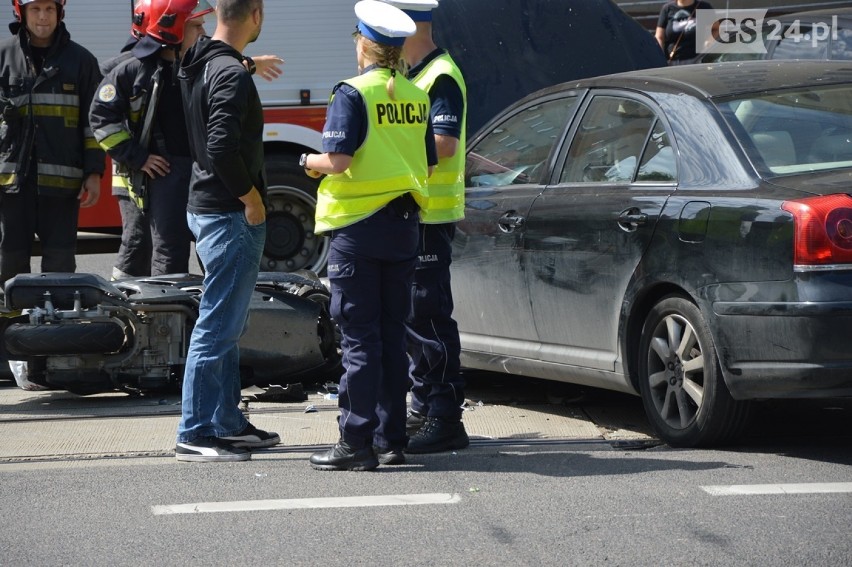 Wypadek na ul. Wyszyńskiego. Ranny kierujący motocyklem, ruch tramwajowy wstrzymany [ZDJĘCIA, WIDEO]