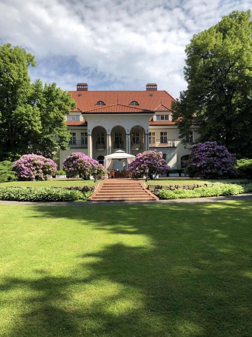 Każdy pokój w pensjonacie został elegancko urządzony i...