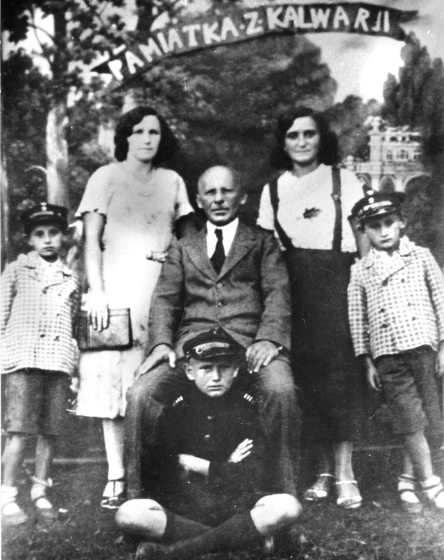 Kalwaria Zebrzydowska, rok 1930.  10-letni Karol Wojtyła (siedzi) ze swoim ojcem. Nie wiadomo, kim są pozostałe osoby. Więcej w magazynie str. 16-17