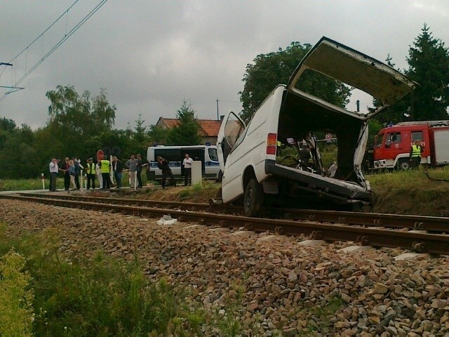 8 osób zginęło w wypadku na przejeździe kolejowym w Bratoszewicach.