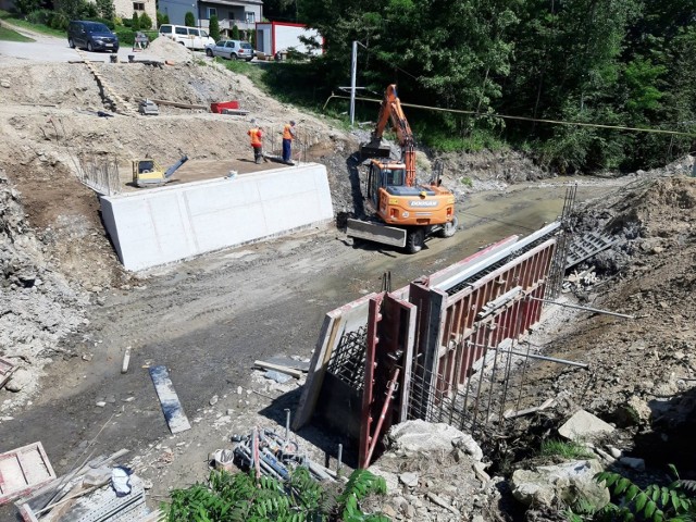 Obydwa mosty, choć zlokalizowane w ciągu różnych dróg powiatowych, znajdują się w ciągu jednego, naturalnego ciągu prowadzącego ruch na kierunku północ – południe, pomiędzy głównymi szlakami naszego powiatu – drogą krajową nr 28 i drogą wojewódzką nr 993.