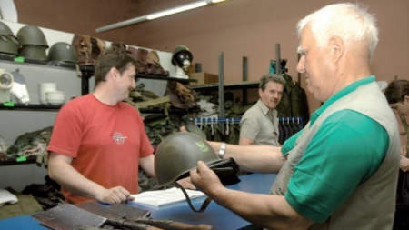 W każdy czwartek i piątek sklep Agencji Mienia Wojskowego odwiedza wielu miłośników militariów FOT. AUTOR