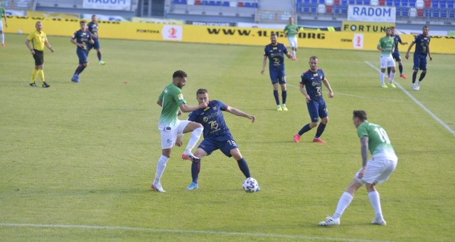 Leandro Rossi Pereira (walczy o piłkę w zielonej koszulce) starał się, ale nie zdołał stworzyć większego zagrożenia pod bramką Odry.