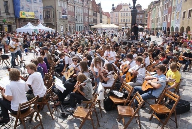 Gitarzyści zagrali na Starym Rynku w Poznaniu "Kiedy byłem małym chłopcem"