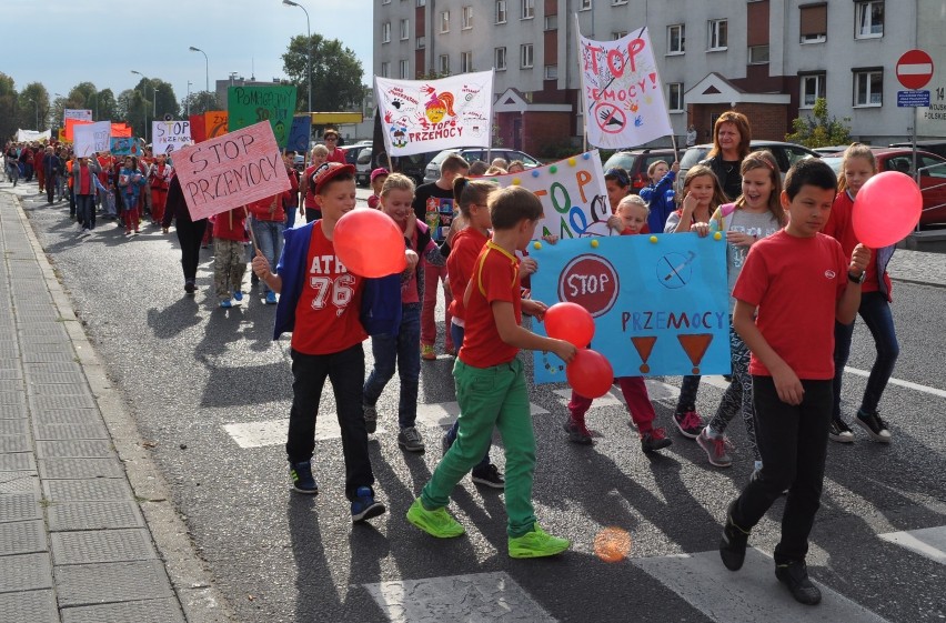 Śrem: dzieci przeciwko przemocy - marsz ulicami 23 wrzesień...