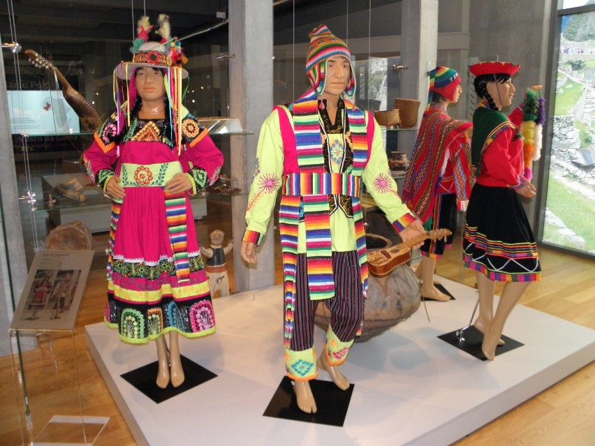 Współczesny strój zespołu folklorystycznego z Peru