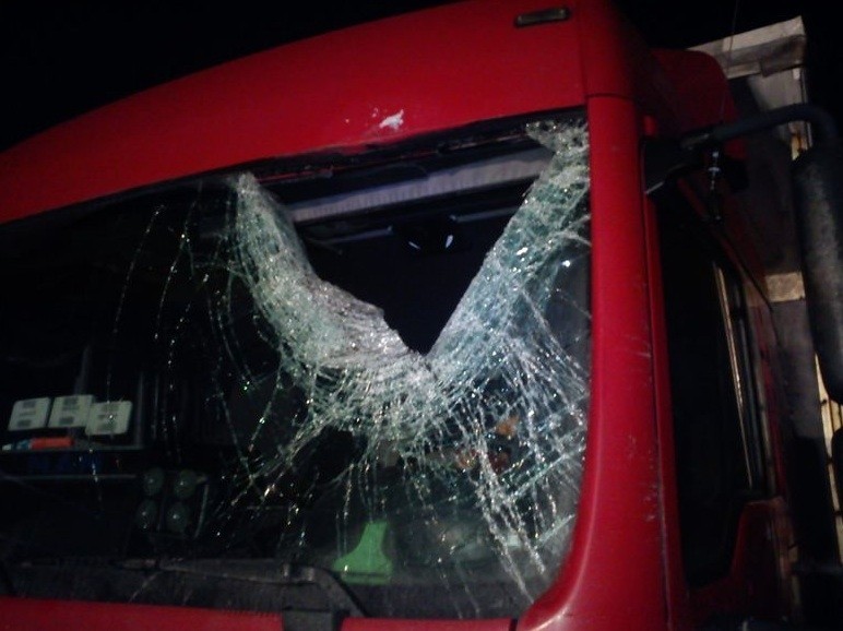 Wypadek na A4 pod Tarnowem. Kierowca zginął od rzuconej bryły lodu [ZDJĘCIA]