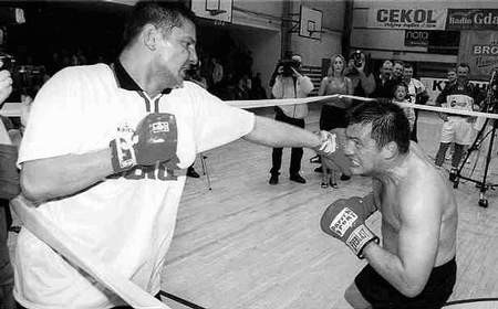 Dariusz Michalczewski, z prawej, walczył niedawno w Trójmieście mając za przeciwnika brata Tomasza. To były jednak bokserskie żarty.
Fot. Robert Kwiatek