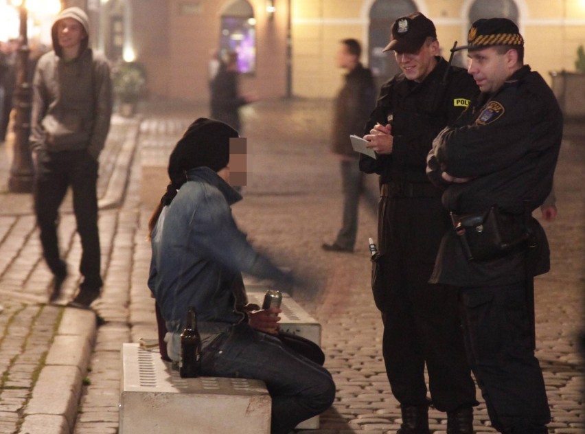 Hałas i zakłócanie porządku na Starym Rynku powodują głównie...