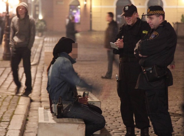 Hałas i zakłócanie porządku na Starym Rynku powodują głównie osoby będące pod wpływem alkoholu.