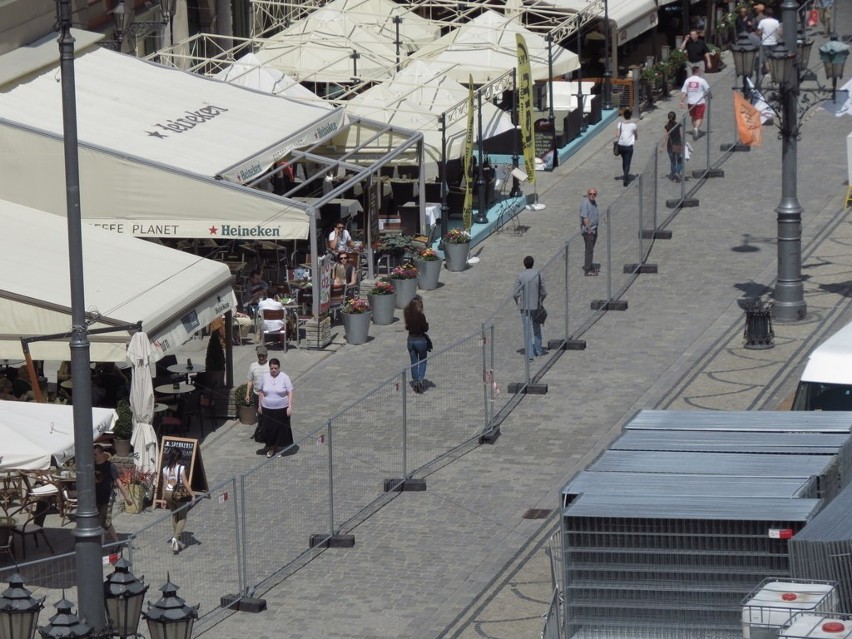 Budują strefę kibica. Otaczają Rynek płotem (ZDJĘCIA)