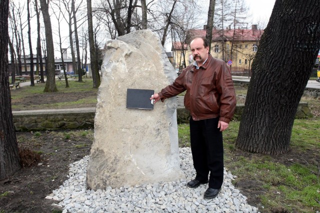 Jacek Barański pokazuje, gdzie będzie tablica pamiątkowa