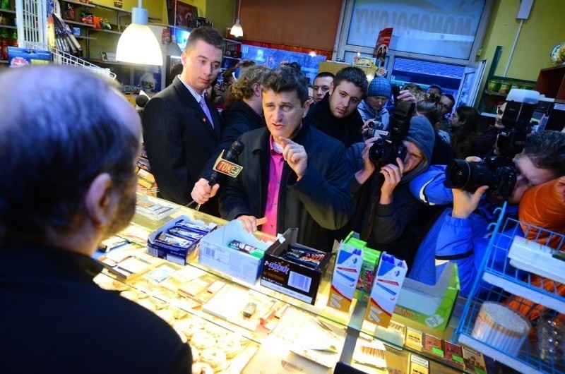 Janusz Palikot w sklepie Marka Obtułowicza obiecuje pomoc.
