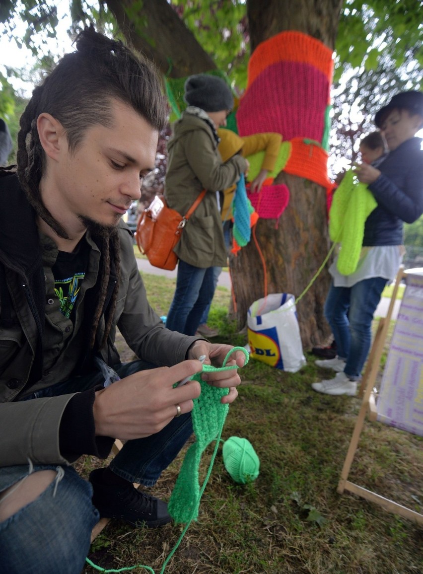 Światowy Dzień Dziergania w Miejscach Publicznych. Chętnych do dziergania nie brakowało [ZDJĘCIA]