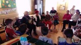 W siedzibie Rady Wspólnoty Samorządowej dzielnic Biały Kamień i Konradów czytają z dziećmi bajki
