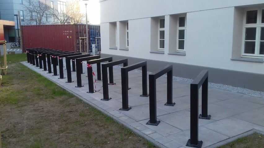 Nowe stojaki rowerowe przy Politechnice Wrocławskiej