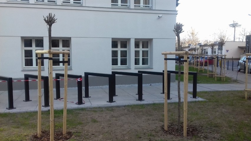 Nowe stojaki rowerowe przy Politechnice Wrocławskiej