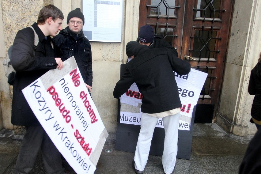 Protest przeciwko wystawie Kozyry w MN Kraków [ZDJĘCIA]