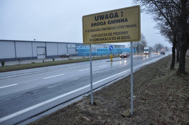 Po przejęciu drogi od GDDKiA gmina ustawiła tablicę ostrzegawczą
