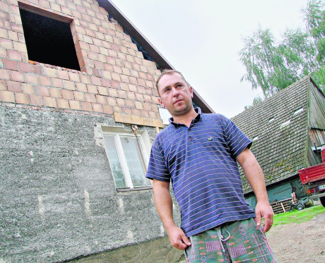 Dariusz Wawro od kilku tygodni remontuje zniszczony przez nawałnicę dom