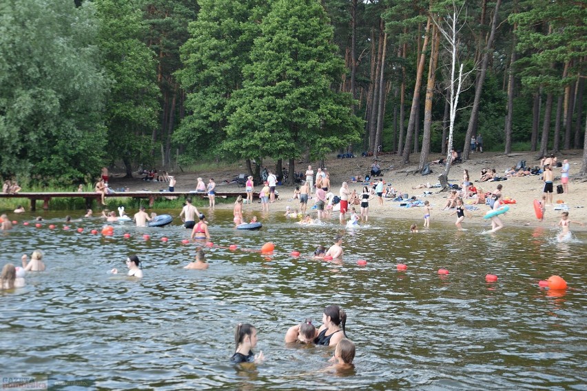 Upalny dzień nad jeziorem Czarnym we Włocławku, 30 czerwca...