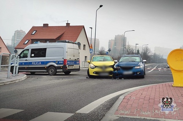 Jak ustaliła policja, do zderzenia doszło w wyniku nieustąpienia pierwszeństwa przejazdu na skrzyżowaniu ul. Wyszyńskiego z Kusocińskiego.