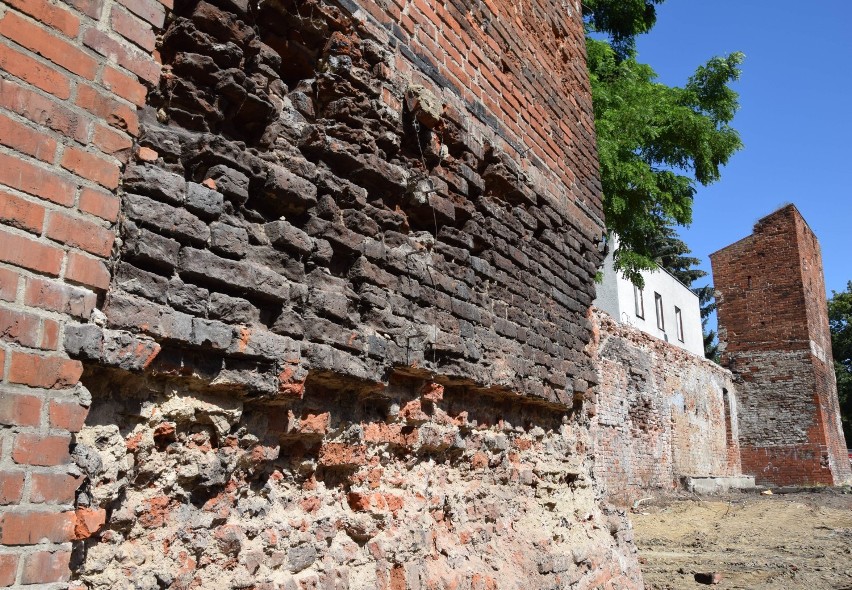 Trwa renowacja średniowiecznych murów. Powstanie zewnętrzne muzeum fortyfikacji [ZDJĘCIA]