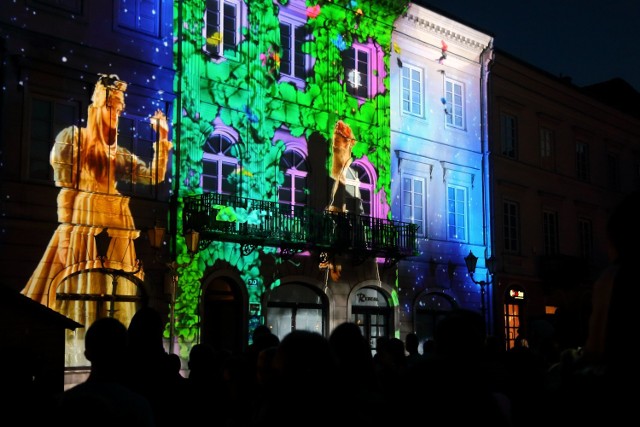 "800 lat Piotrkowa - dzieje w kalejdoskopie" już w sobotę. Za efektowne iluminacje na kamienicy miasto zapłaci w sumie 422,3 tys. złotych