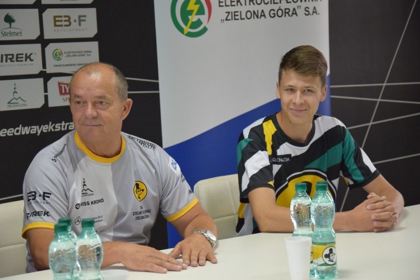 Aleksander Janas (trener młodzieży Falubazu) i junior Jakub...