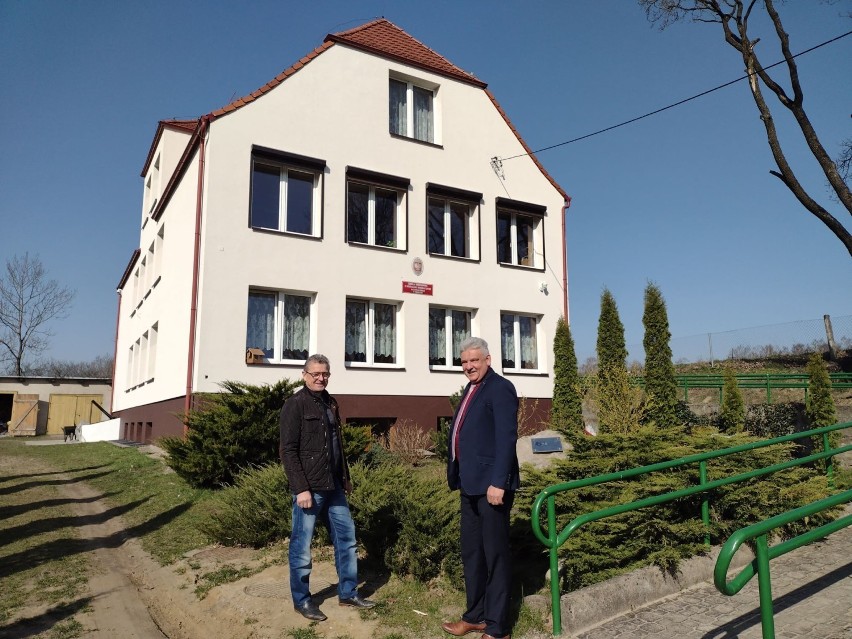 Szkoła w Przerytem została docieplona dzięki pieniądzom z funduszu sołeckiego i z budżetu gminy Cewice