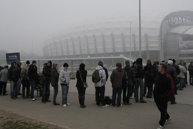 Bywa, że po bilety na mecze Lecha Poznań ustawiają się długie kolejki