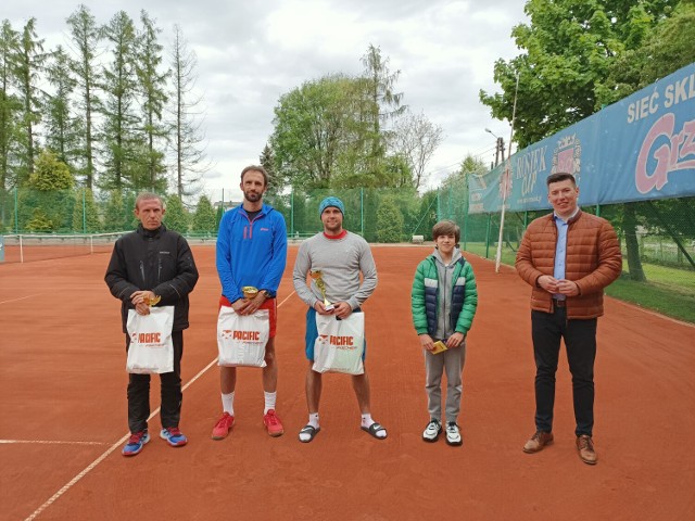 Od lewej: Łukasz Wójcik, Paweł Ciemny, Maciej Karaba, najmłodszy zawodnik - Szymon Ciemny oraz burmistrz.